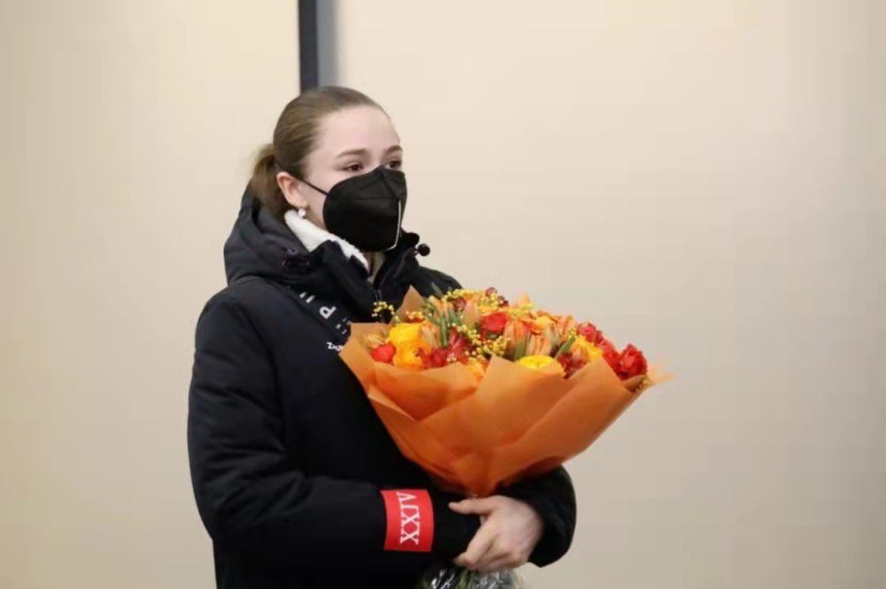 脱岳裙子从后面挺进去小说